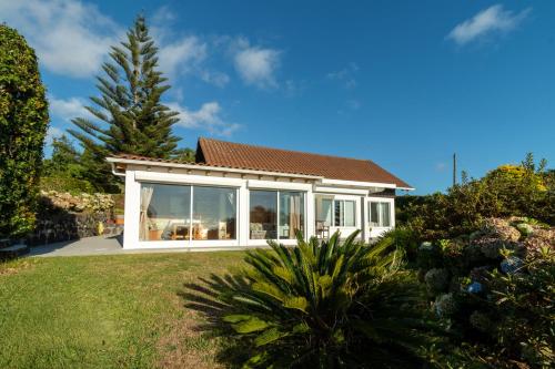 a house with a large window in a yard at Quinta Baviera in Ginetes