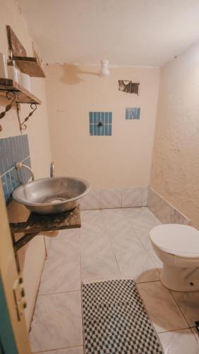 a bathroom with a sink and a toilet at Tatajuba Hostel Casa Pascual in Tatajuba