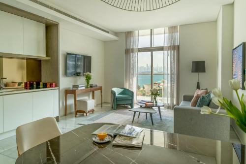 Μια τηλεόραση ή/και κέντρο ψυχαγωγίας στο Th8 Palm Dubai Beach Resort, Vignette Collection by IHG
