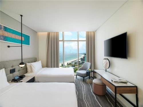 Μια τηλεόραση ή/και κέντρο ψυχαγωγίας στο Th8 Palm Dubai Beach Resort, Vignette Collection by IHG