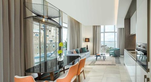 Χώρος καθιστικού στο Th8 Palm Dubai Beach Resort, Vignette Collection by IHG
