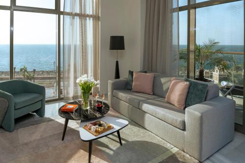 Χώρος καθιστικού στο Th8 Palm Dubai Beach Resort, Vignette Collection by IHG