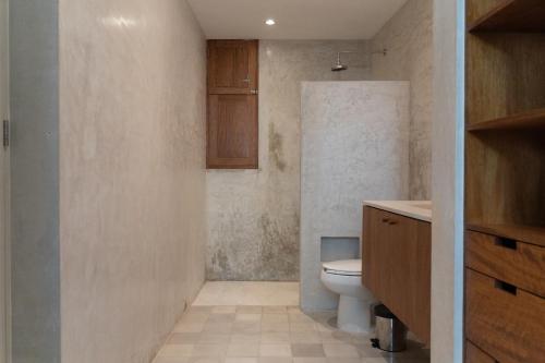 Bilik mandi di Departamentos Central by VIATO