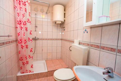 ein Badezimmer mit Toilette, Waschbecken und Dusche in der Unterkunft Apartments and Rooms Hope in Brela