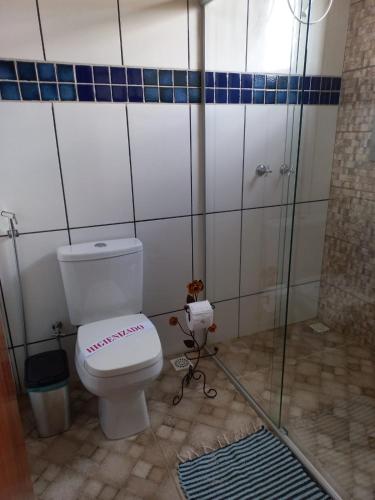 a bathroom with a toilet and a shower at Pousada Cachoeiras do Cipó in Serra do Cipo