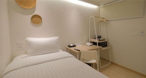 a small room with a bed and a desk at SimpleStay Chatuchak, SureStay Collection by Best Western in Bangkok