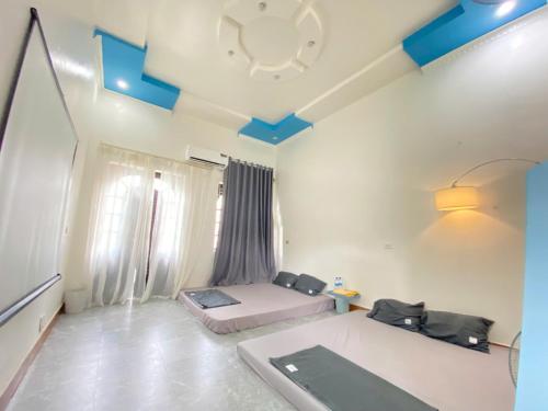 a living room with a bed and a tv at cúc cu homestay 5 in Kiến An