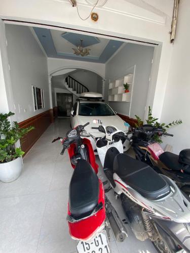 a motorcycle parked in a garage next to a car at cúc cu homestay 5 in Kiến An