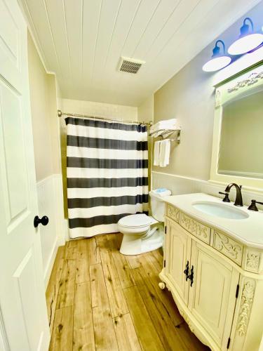 a bathroom with a sink and a toilet and a shower at Oak Cottages 4 in Rockport