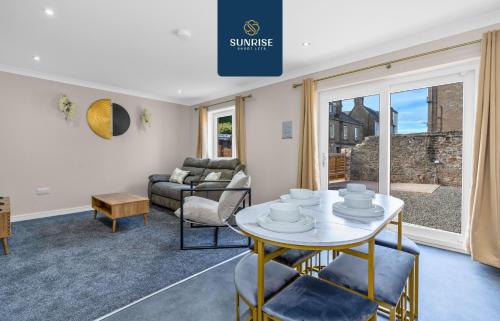 Χώρος καθιστικού στο L2 - INVOICE and REDUCED PRICE only via SUNRISE SHORT LETS DUNDEE, Stunning 4 Bed House with 6 Beds and 3 bathrooms, TVs in each room, Free Parking, Fully Equipped, Local Amenities, Easy Ring Road Access, Special Rates