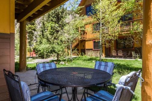 Κήπος έξω από το Trappers Crossing #8770 by Summit County Mountain Retreats
