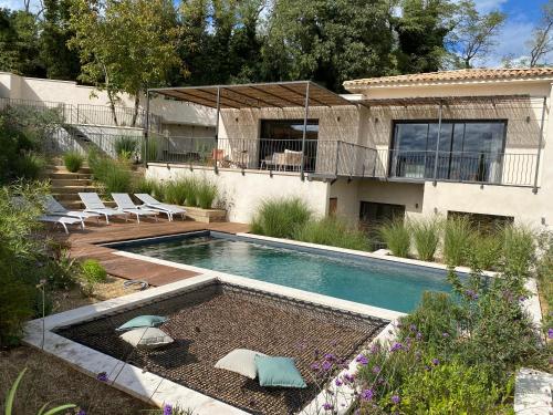 une piscine dans l'arrière-cour d'une maison dans l'établissement Villa paisible entre Avignon et Nimes avec piscine chauffée sur demande, à Rochefort-du-Gard