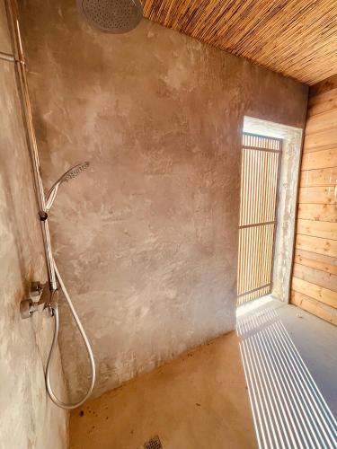 - une douche dans une chambre avec fenêtre dans l'établissement Villa paisible entre Avignon et Nimes avec piscine chauffée sur demande, à Rochefort-du-Gard