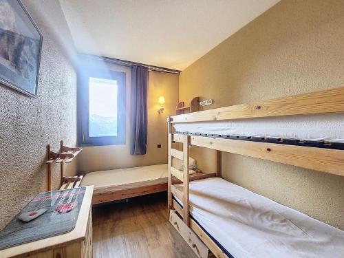 une chambre avec deux lits superposés et une fenêtre dans l'établissement Résidence La Vanoise - Appartement 2 pièces de 31m² pour 5 personnes MAE-8134, à Montvalezan