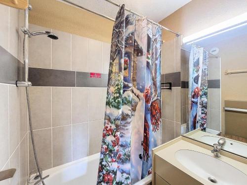 une salle de bain avec un rideau de douche et un lavabo dans l'établissement Résidence La Vanoise - Appartement 2 pièces de 31m² pour 5 personnes MAE-8134, à Montvalezan