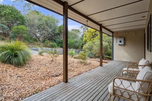 a screened porch with a view of a yard at Charming 4 Bed Home in Mount Victoria in Mount Victoria