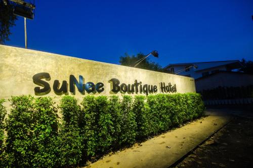 a sign for a sunne bounce bounce hotel on a wall at Sunee Boutique Hotel in Uttaradit