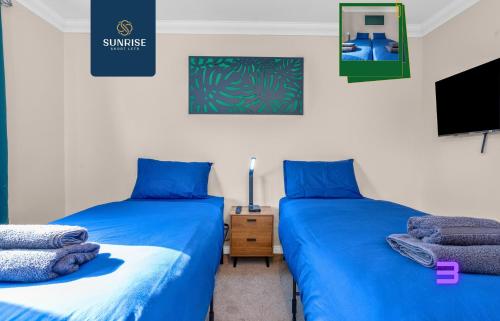two beds sitting next to each other in a bedroom at Muirton House 2 - INVOICE and REDUCED PRICE only via SUNRISE SHORT LETS DUNDEE, SLEEPS 8 has 4 Twin Bedrooms with 4 Car Parking, 2 Baths, 5 Smart TV, Fully Equipped, Garden, Free WiFi, and ONLY 9 Mins to STANNERGATE Ports in Dundee