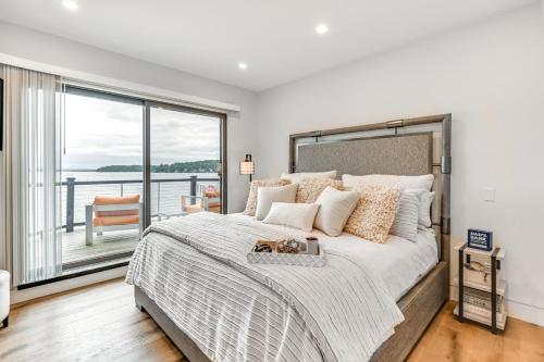 une chambre avec un grand lit avec une grande fenêtre dans l'établissement Lake Winnipesaukee Condo with Beach Access!, à Gilford