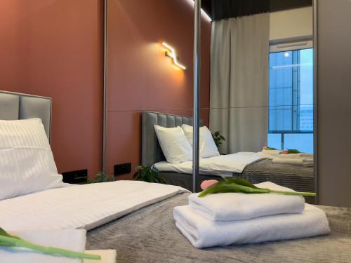 Postel nebo postele na pokoji v ubytování URBAN APARTMENTS GLOBAL PREMIUM, 10th Floor No 05, Free Garage, Self Check-in, No Deposit