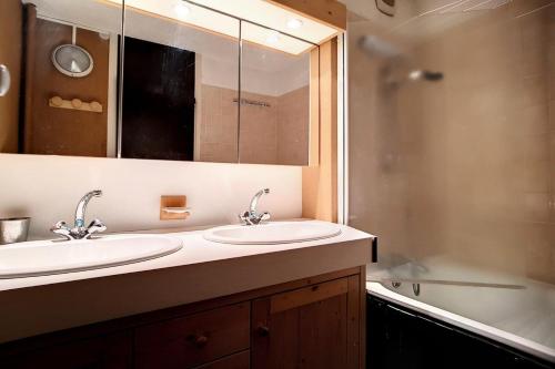une salle de bain avec deux lavabos et une douche dans l'établissement Résidence Aravis - Appartement lumineux & spacieux · Ski aux pieds · Balcon MAE-3464, aux Menuires