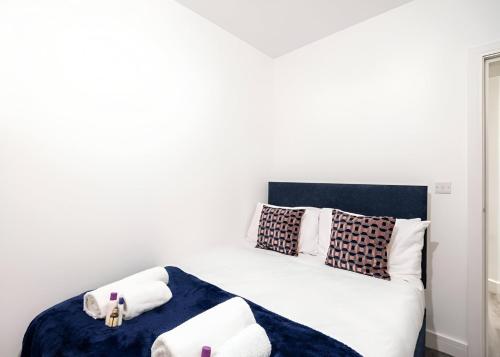- un lit blanc avec des oreillers au-dessus dans l'établissement Cozy Vibes Refined 2BR Flat, à Bury