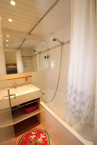 une salle de bain avec une douche, un lavabo et une baignoire dans l'établissement Résidence Home Club - Studio avec vue imprenable retour ski aux pieds MAE-3914, à Tignes