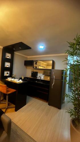 Η κουζίνα ή μικρή κουζίνα στο Apartamento sofisticado com garagem no centro