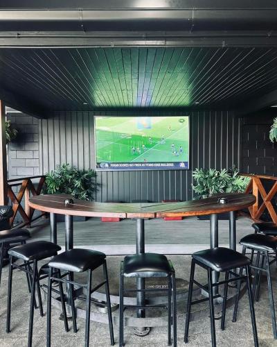 a table and chairs with a video game on a screen at Queensland Hotel in Goondiwindi