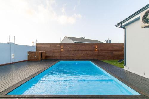 una piscina sul ponte di una casa di Kamargue Hills a Gqeberha
