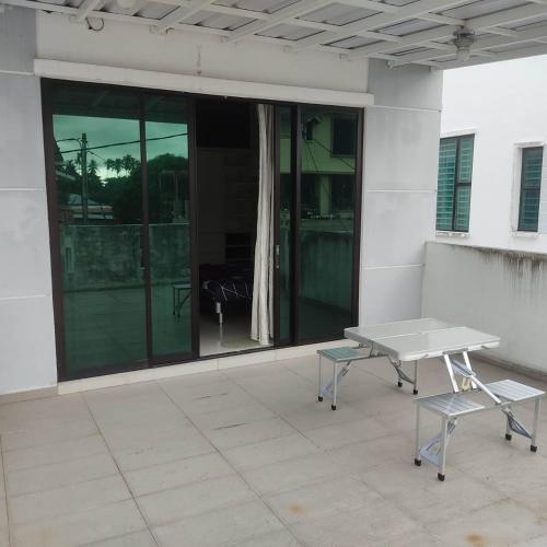 Balkoni atau teres di WeJDAN TWO POINT O WHOLE HOUSE BUT BUDGET PARTIAL BOOKING 2ROOMS 2BATHROOMS AND NEVER MIX WITH OTHERS AND YOUR TEAM ONLY BALIK PULAU, PENANG ISLAND