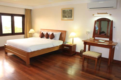 En eller flere senger på et rom på City Angkor Hotel