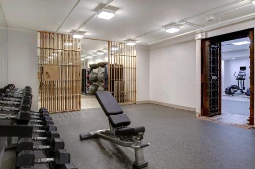 Fitness centrum a/nebo fitness zařízení v ubytování Courtyard by Marriott Cincinnati Downtown