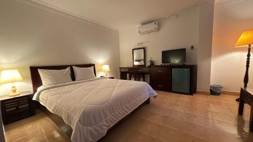 Postel nebo postele na pokoji v ubytování Phung Long Hotel