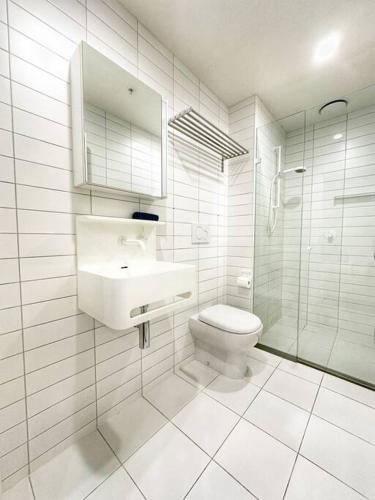 a bathroom with a toilet and a sink and a shower at ES2410-2Bed 2Bath Vision Apt with Balcony, Pool & Gym in Melbourne