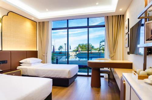 ein Hotelzimmer mit 2 Betten und Poolblick in der Unterkunft Kudat Golf & Marina Resort in Kudat