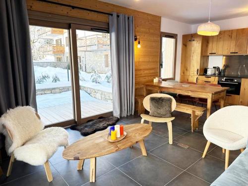 Photo de la galerie de l'établissement Appartement neuf avec terrasse et parking à Champagny-en-Vanoise - FR-1-638-4, à Champagny-en-Vanoise