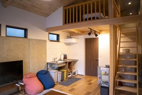 島田市にあるTomoeyado - Vacation STAY 05898vのロフトベッドとシンクのあるリビングルーム