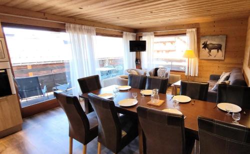 une salle à manger avec une table et des chaises dans l'établissement Résidence Cry De Lys - Appartement entièrement rénové, au pied des pistes MAE-8441, aux Gets
