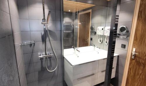 a bathroom with two sinks and a shower at Résidence Cry De Lys - Appartement entièrement rénové, au pied des pistes MAE-8441 in Les Gets