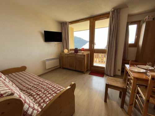 une chambre avec un lit, un bureau et une fenêtre dans l'établissement Studio rénové de 26 m² pour 4 pers avec balcon, accès pistes, animaux admis - Vallandry - FR-1-757-116, à Landry