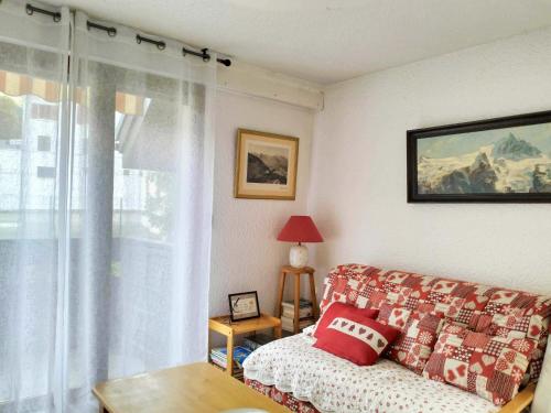 un salon avec un canapé et une fenêtre dans l'établissement Beau T2 cabine avec parking privé à Villard-de-Lans - FR-1-761-44, à Villard-de-Lans