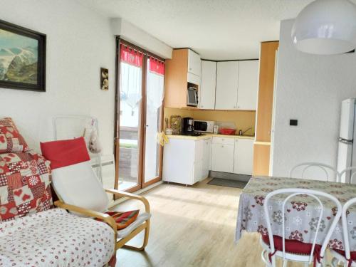 un salon avec une table et une cuisine dans l'établissement Beau T2 cabine avec parking privé à Villard-de-Lans - FR-1-761-44, à Villard-de-Lans