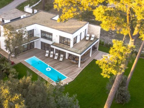 une vue aérienne d'une maison avec piscine dans l'établissement Villa d'Exception avec Piscine et Jardin Proche Plages et Lac à Hossegor - FR-1-791-5, à Soorts-Hossegor