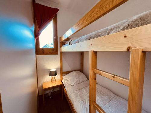 deux lits superposés dans une chambre avec fenêtre dans l'établissement Vallandry: Apt 2 pièces 34m², 4 pers, proche pistes et centre, casier à skis - FR-1-757-118, à Landry