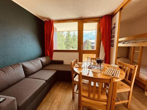un salon avec un canapé et une table dans l'établissement Vallandry: Apt 2 pièces 34m², 4 pers, proche pistes et centre, casier à skis - FR-1-757-118, à Landry