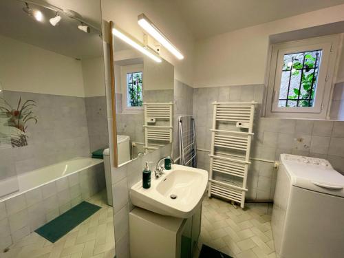 A bathroom at Gîte avec Jardin, WiFi, Parking Privé près de Loches - FR-1-381-594