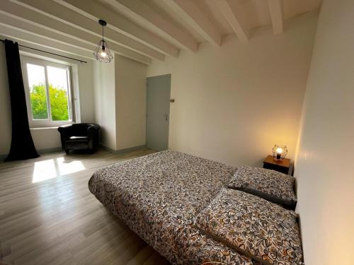 A bed or beds in a room at Gîte avec Jardin, WiFi, Parking Privé près de Loches - FR-1-381-594