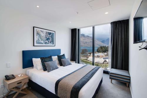 Postel nebo postele na pokoji v ubytování Ramada by Wyndham Queenstown Central