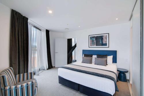 Postel nebo postele na pokoji v ubytování Ramada by Wyndham Queenstown Central
